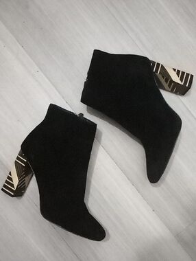 🌁EUC: VINCE CAMUTO; CHAINA SUEDE LEATHER HEELED ANKLE BOOT.